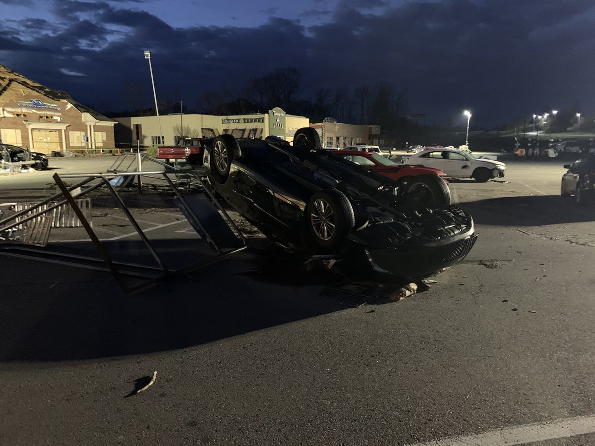 Reporter @RMTiede is at Kroger on Old Hickory Boulevard in Hermitage to see how things look the day after the deadly tornado outbreak