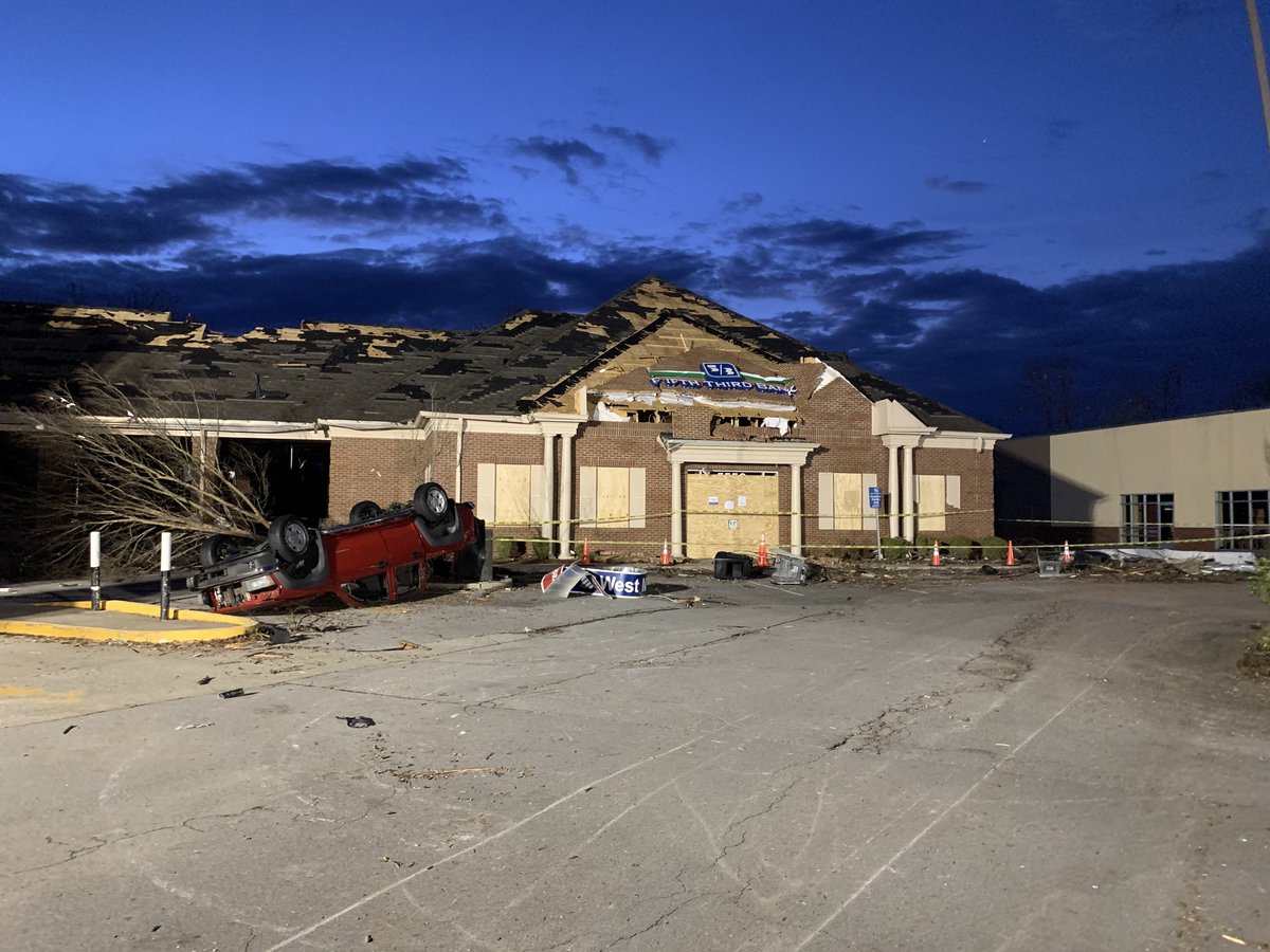 Reporter @RMTiede is at Kroger on Old Hickory Boulevard in Hermitage to see how things look the day after the deadly tornado outbreak