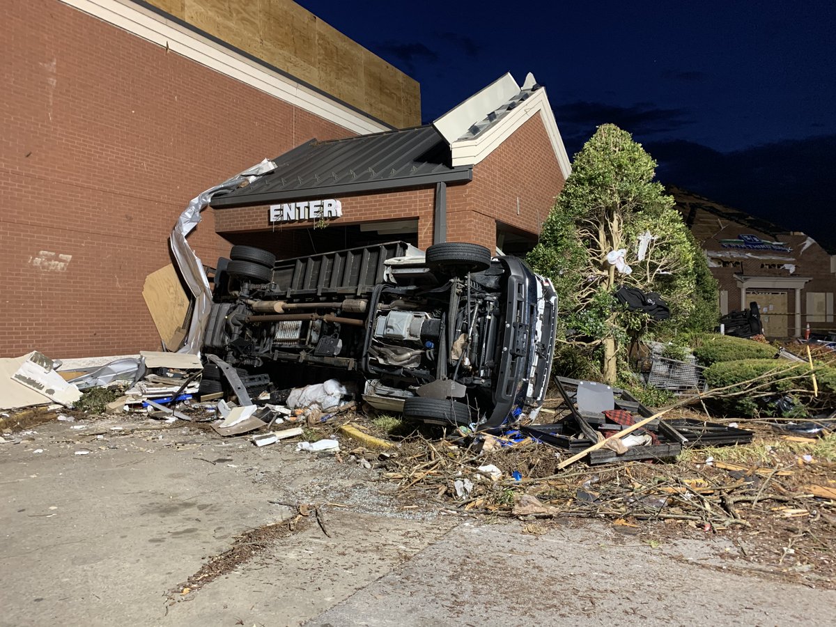 Reporter @RMTiede is at Kroger on Old Hickory Boulevard in Hermitage to see how things look the day after the deadly tornado outbreak