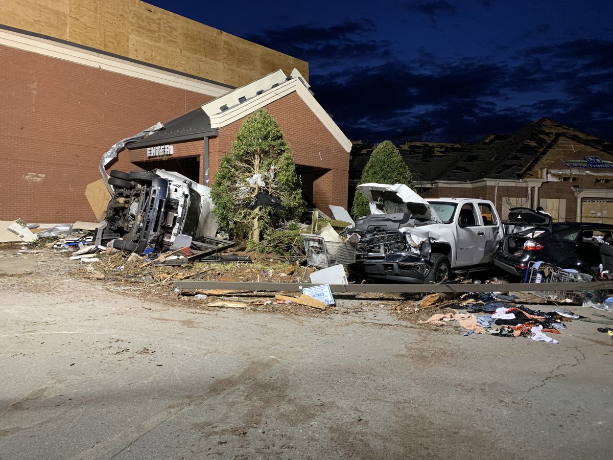 Reporter @RMTiede is at Kroger on Old Hickory Boulevard in Hermitage to see how things look the day after the deadly tornado outbreak