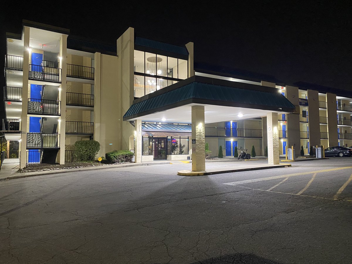 Metro Police have cleared the scene of hotel lobby shooting at Rodeway Inn on Briley Pkwy. One man was shot in the neck. Police are still looking for the gunman