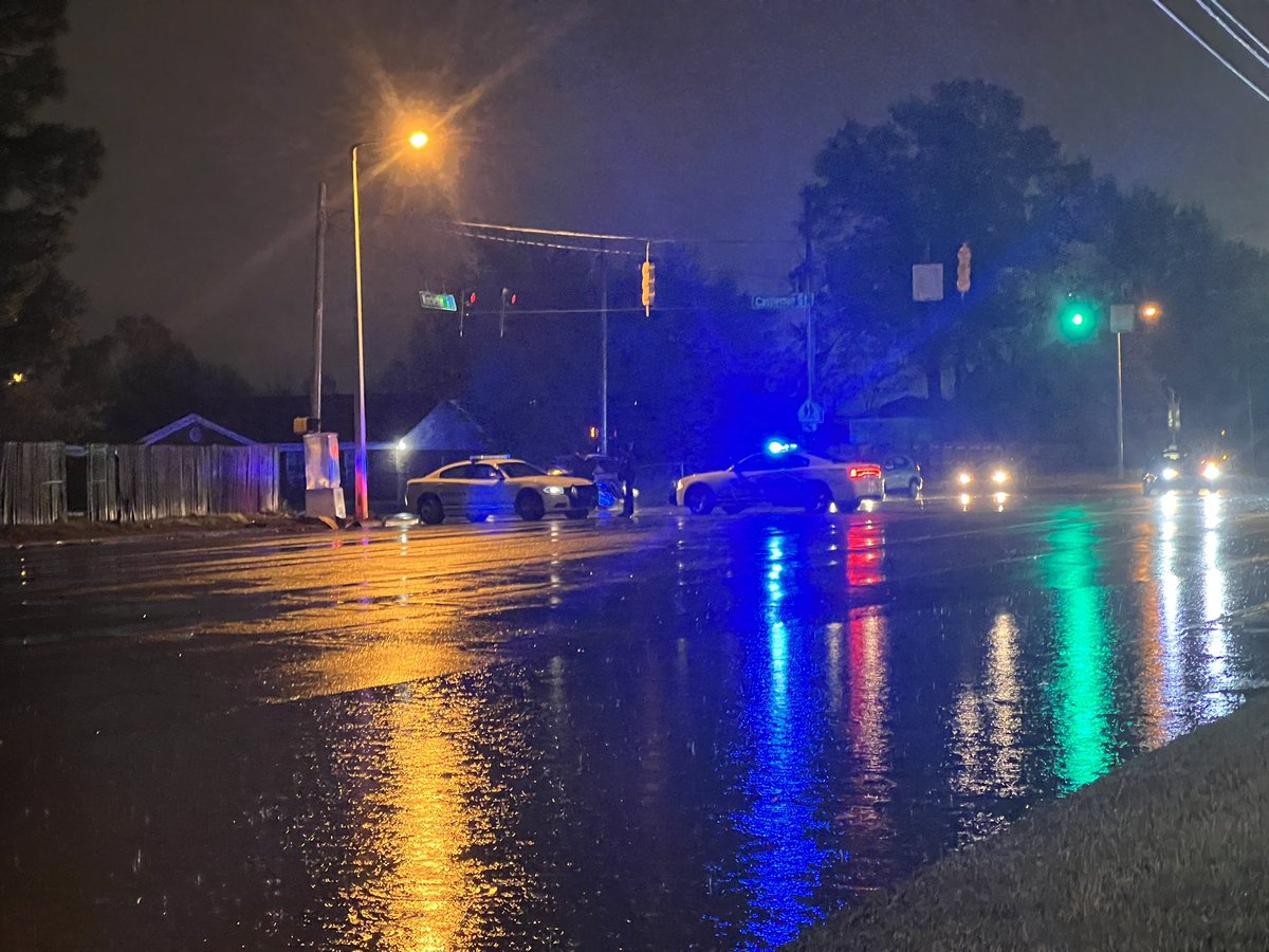 Memphis police have now blocked a portion of Winchester. There's at least 4 cars stalled out because of flooding. This is between Clearbrook St and Castleman St along Winchester